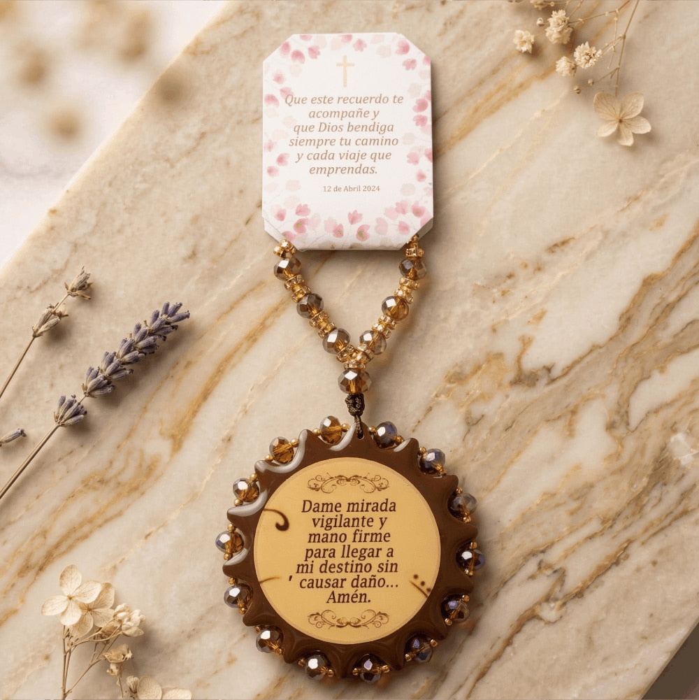 Precioso medallon de la Virgen de Guadalupe, adherido a una tarjetita blanca personalizada con el nombre y fechas de su ser querido.