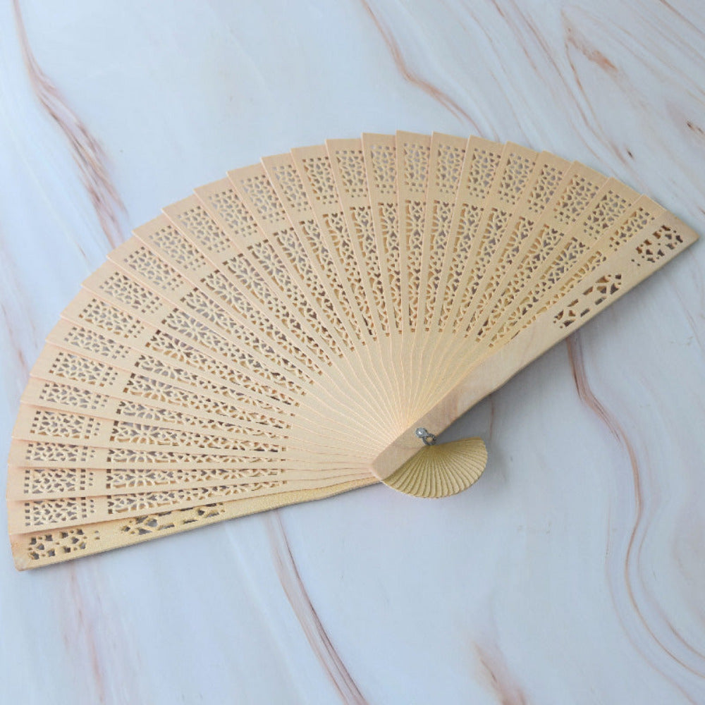 Abanico de madera de sandalo.