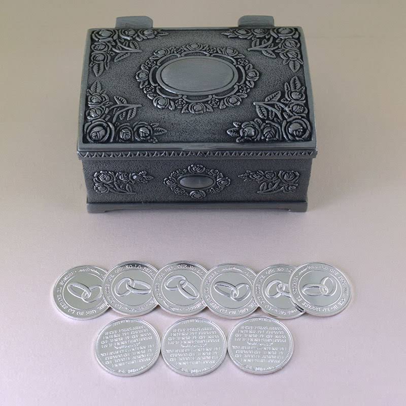 Cofre de pewter con diseño de rosas para boda, incluye trece arras plateadas con grabado de alianzas matrimoniales.