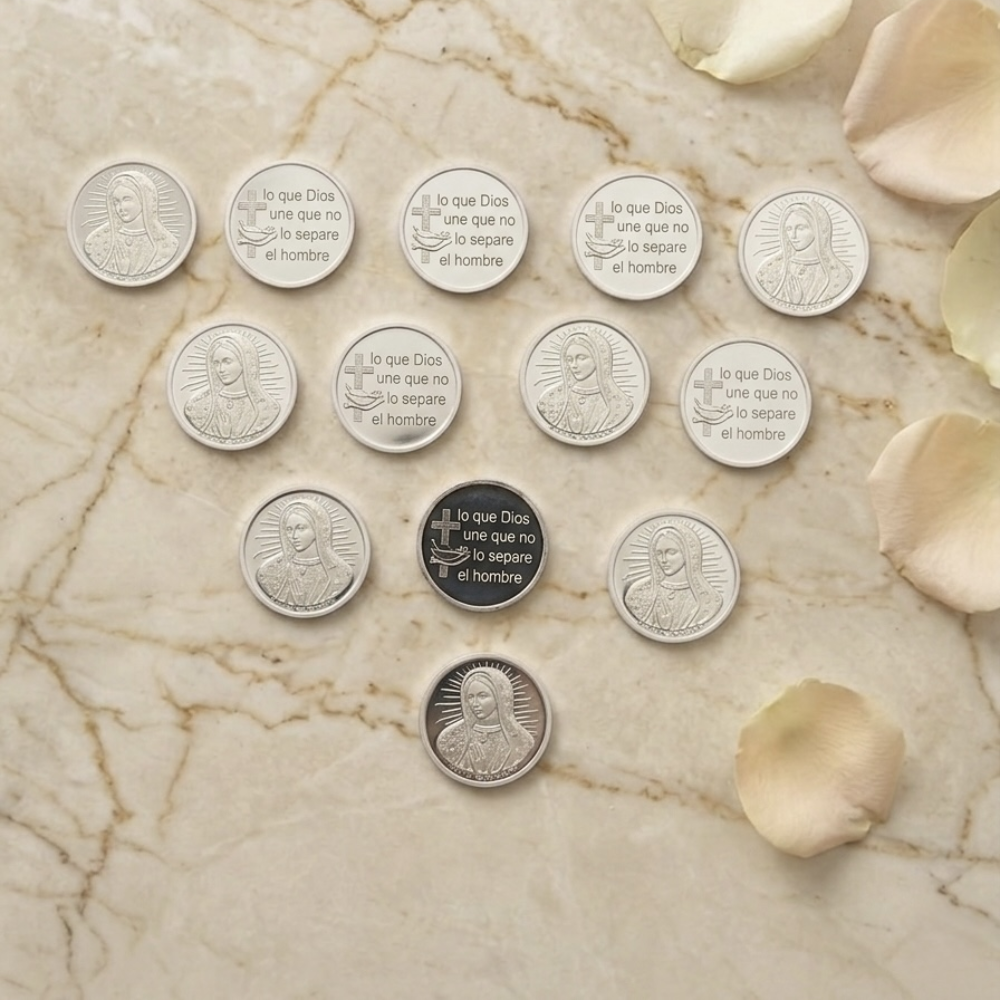 Trece arras de boda de plata fina de 18mm con grabado de la Virgen y frase religiosa sobre mármol.