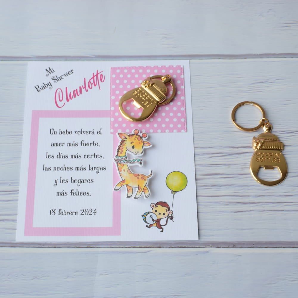 Llavero destapador de metal dorado en forma de biberón sobre una tarjeta personalizada con detalles rosas y animales, ideal para recuerdo de baby shower de niña en CDMX.