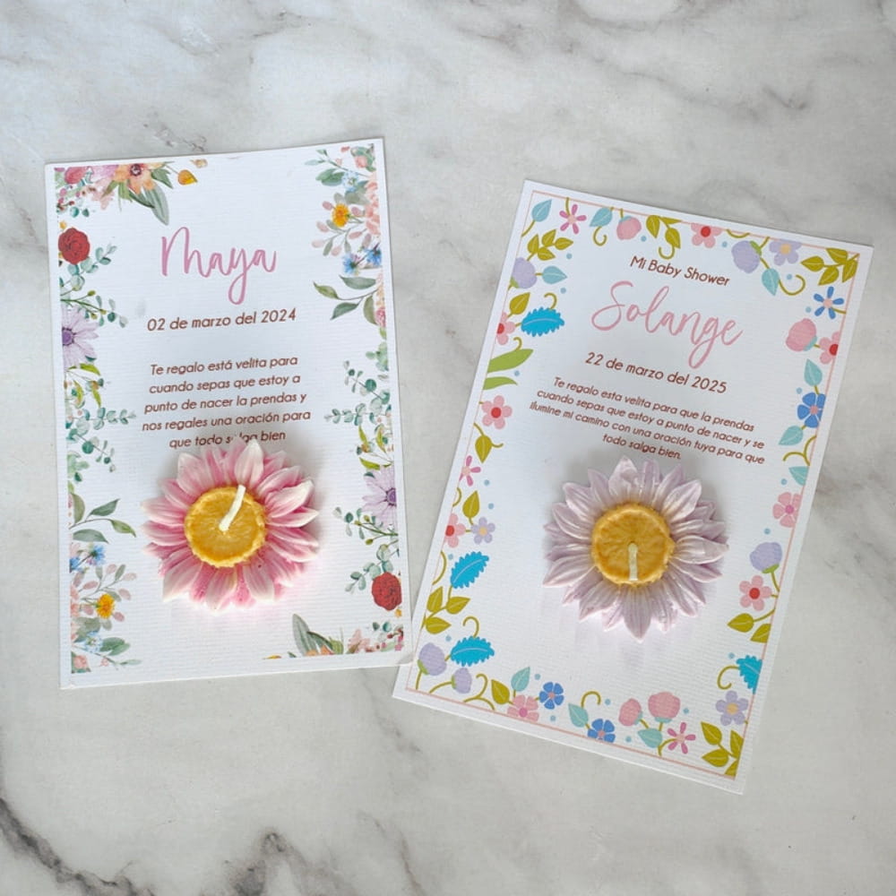 Bolo con velas artesanales de flor en colores varios con datos del evento.
