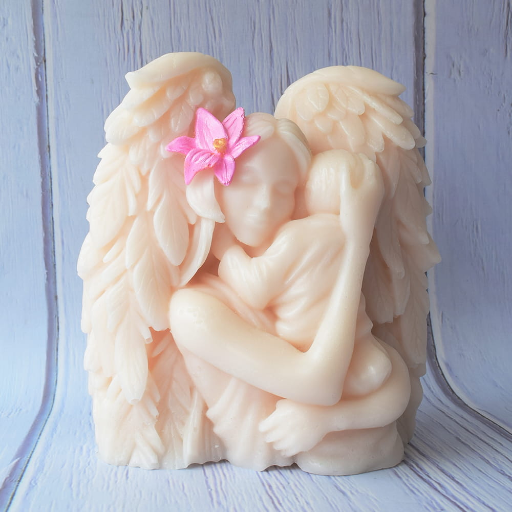 Vela artesanal con forma de ángel de la guarda abrazando a un niño, ideales como recuerdos para eventos religiosos.