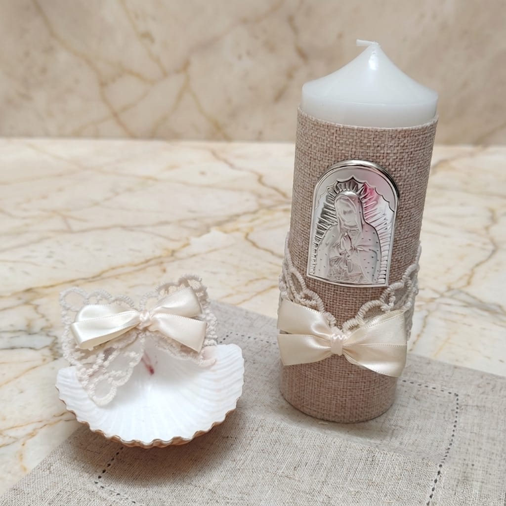 Kit de bautizo, con cirio , concha y paño forrado en tela color beige, con placa de la virgen de Guadalupe.