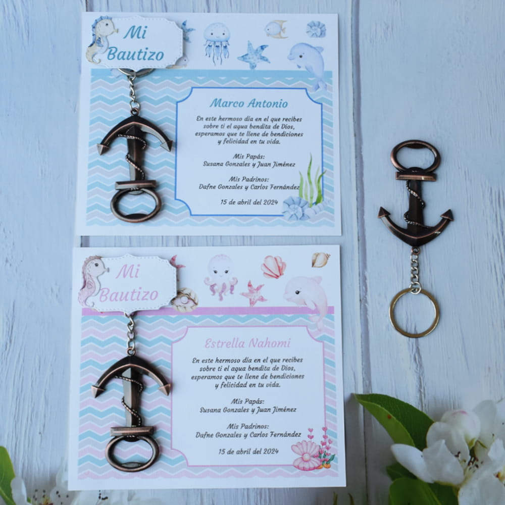 Recuerdos de bautizo personalizados con llavero destapador de ancla y temática marina para niño y niña.