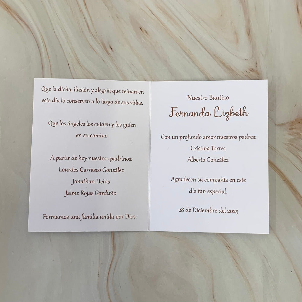 Tarjeta de bautizo personalizada para Fernanda Lizbeth con oración y datos del evento, presentada sobre una superficie de mármol.