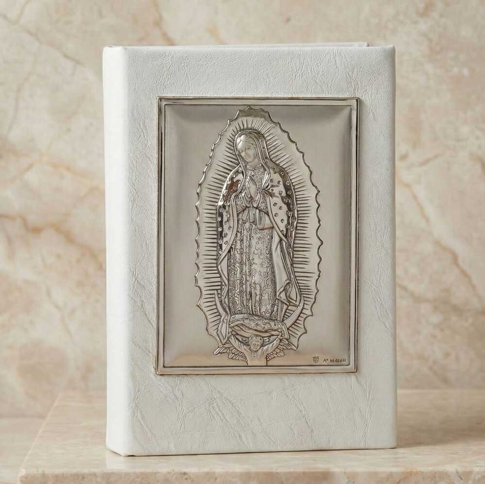 Biblia católica de bolsillo con forro blanco y placa de plata laminada de la Virgen de Guadalupe para boda.