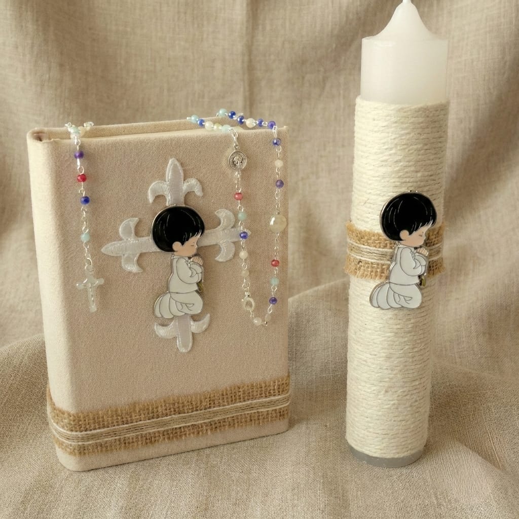 Set de Primera Comunión artesanal para niño con biblia, cirio y rosario, decorados con yute y figuras religiosas.