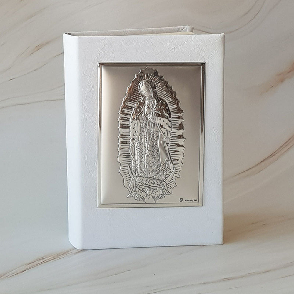 Biblia grande forrada en piel blanca con placa italiana de la virgen de Guadalupe.