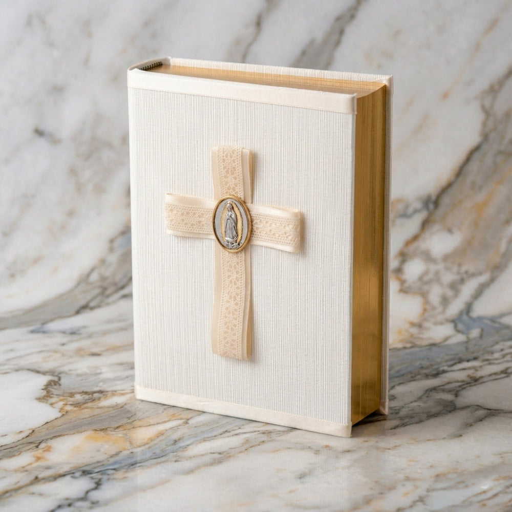 Biblia blanca elegante para boda o primera comunión con cruz de encaje y medalla de la Virgen.