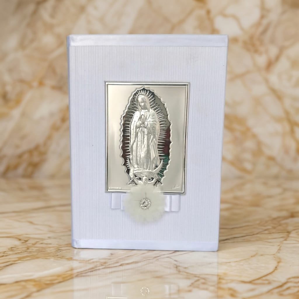 Bibia para evento religioso forrada en tela blanca,  con placa de plata laminada italiana de la virgen de guadalupe.