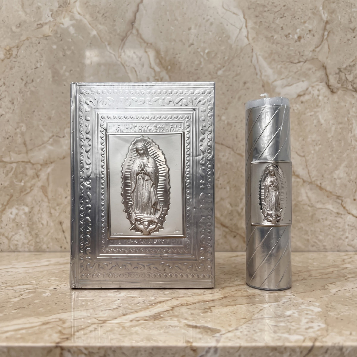 Biblia y Cirio de la Virgen de Guadalupe en técnica de repujado, con placas italianas de plata laminada de la Virgen de Guadalupe.