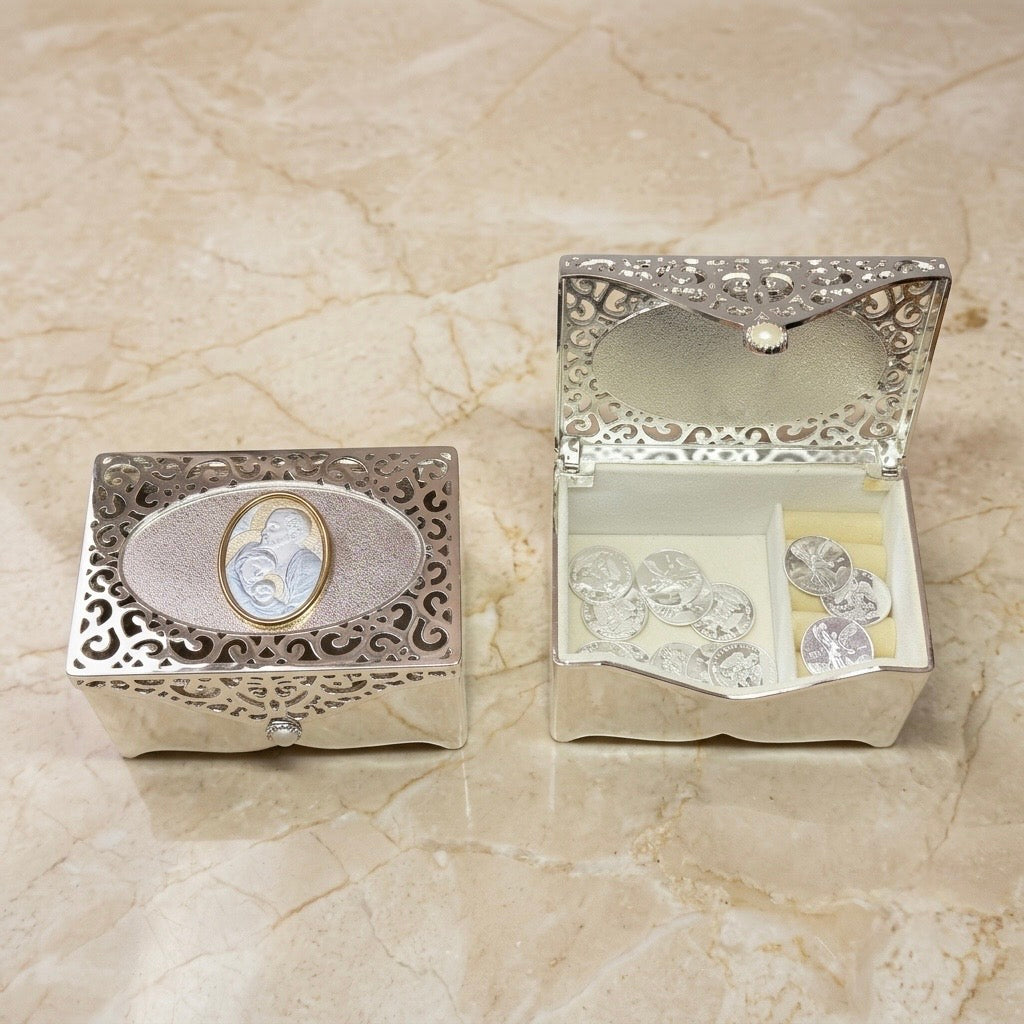 Cofre Luxory rectangular con placa de plata laminada de la sagrada familia, acompañadas de unas arras de matrimonio con el diseño Centenrio de 18 mm de plata pura fina.