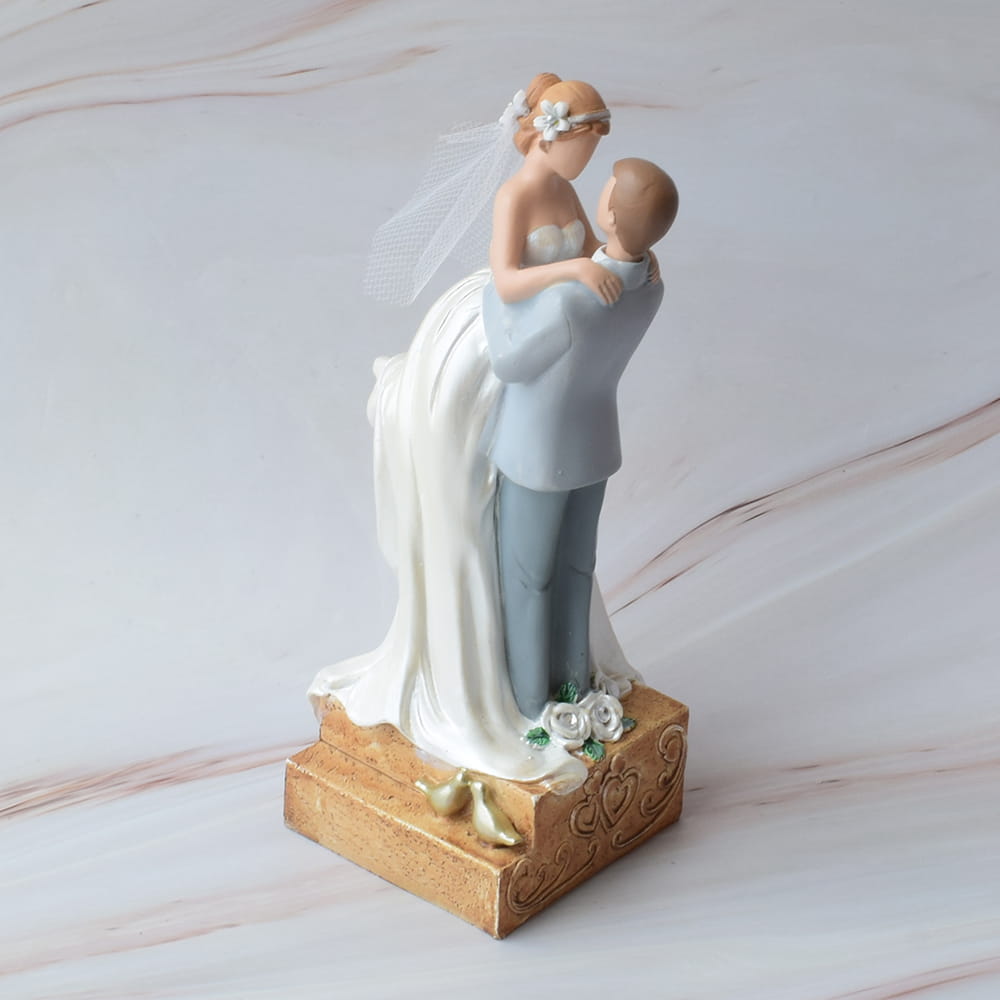 Adorno de porcelana para pastel de boda con el novio cargando a la novia, perfecto para tu fiesta.
