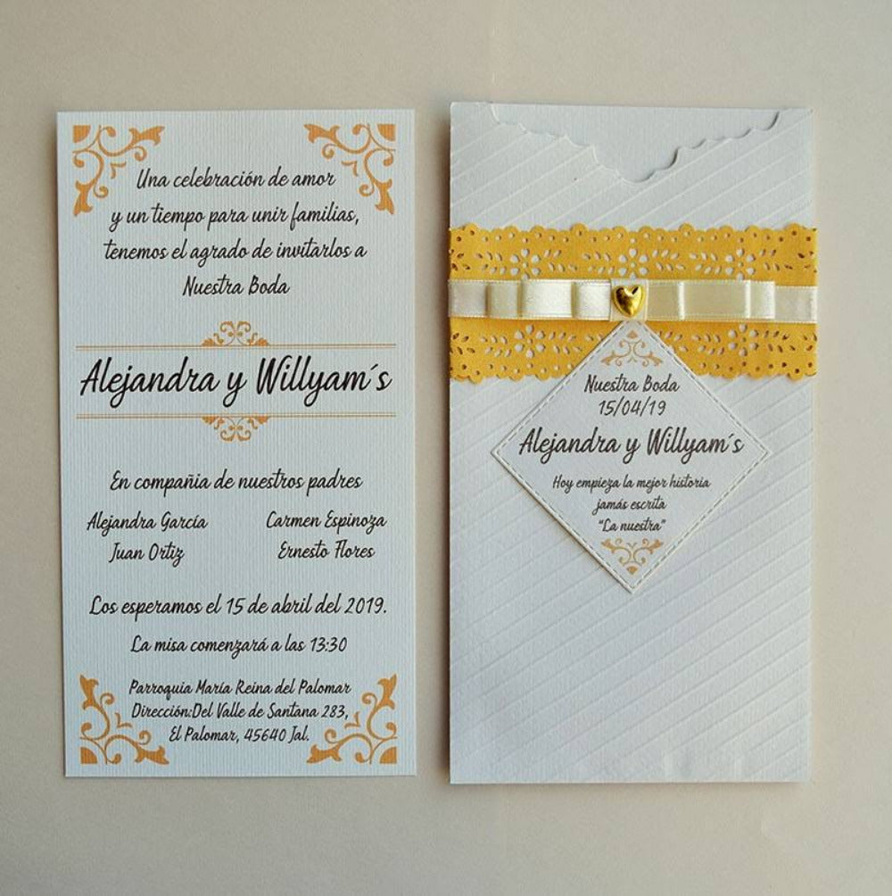 Invitación de boda con detalles en color oro, sobre blanco con textura lineal, cintillo de encaje amarillo decorado con moño de satén y dije de corazón dorado, ideal para eventos nupciales.