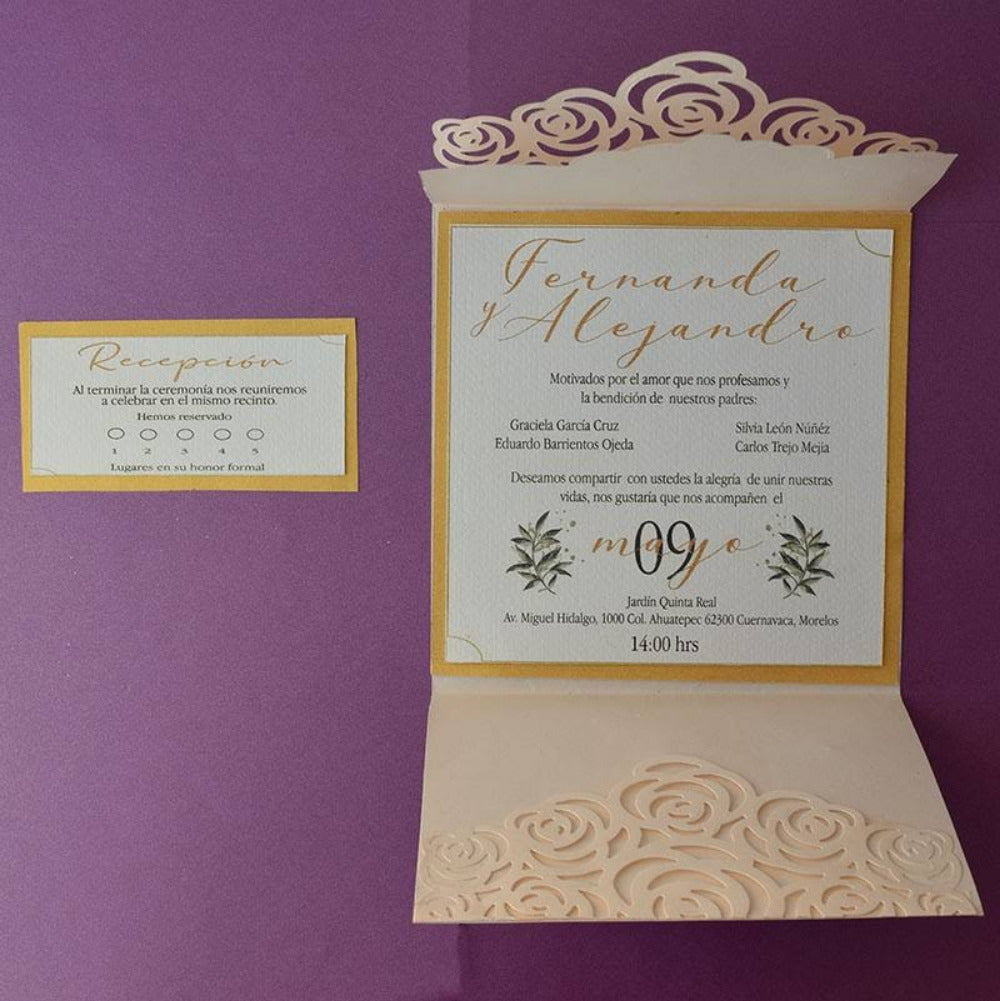 Invitación de boda con elegante corte láser de rosas, detalles en color dorado y tarjeta de recepción a juego, ideal para eventos nupciales.