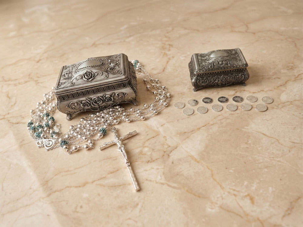 Set de accesorios para boda religiosa con lazo matrimonial plateado, trece arras y cofres decorativos.