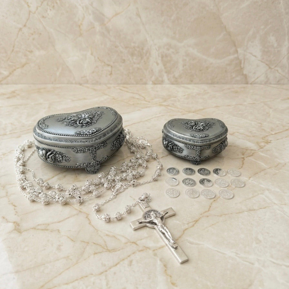 Set de lazo de boda y arras matrimoniales en color plata. Incluye un lazo de cuentas con crucifijo, 13 monedas y dos cofres en forma de corazón con diseño floral.
