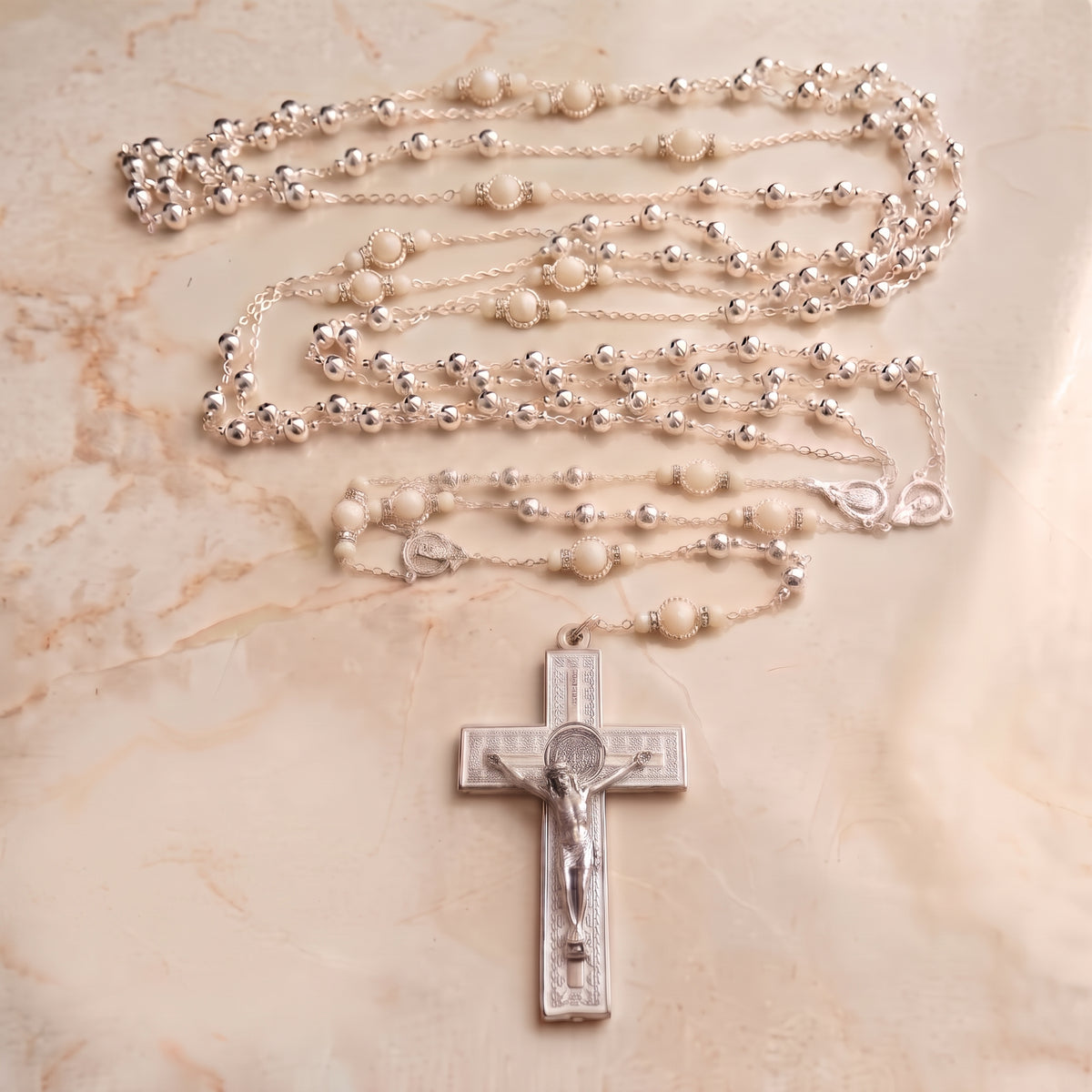 Lazo para Boda, modelo Infinito Amore, baño de plata con cruz italiana en tonos plateados y blancos.