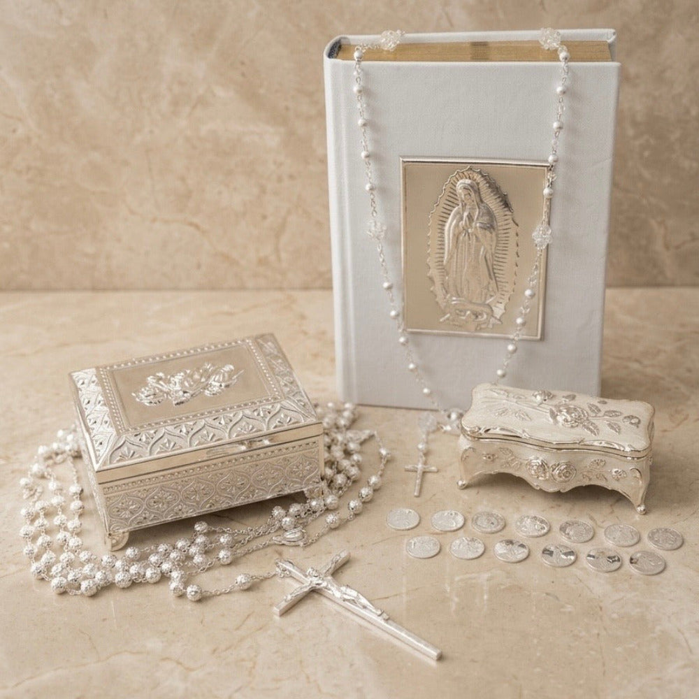 Set de boda religiosa en plata con biblia de la Virgen de Guadalupe, lazo, arras matrimoniales y cofres decorados.