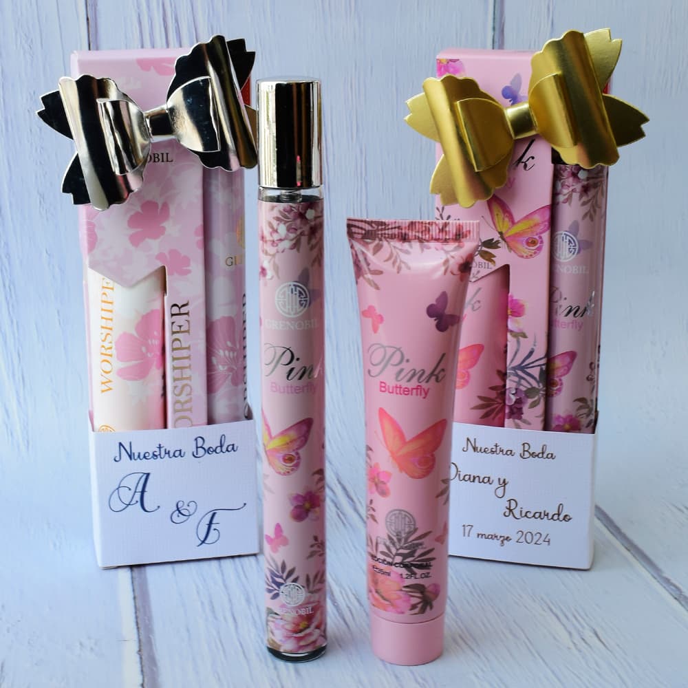 Kit de perfume y crema personalizado con los datos del evento y un moño dorado.