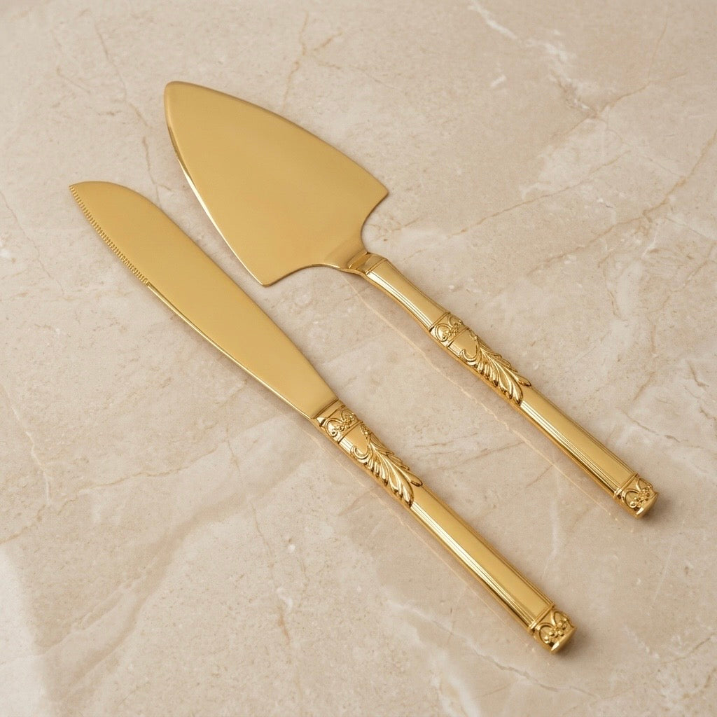Set de servicio de pala y cuchillo en color dorado, tiene unos diseños elegantes en el mango.