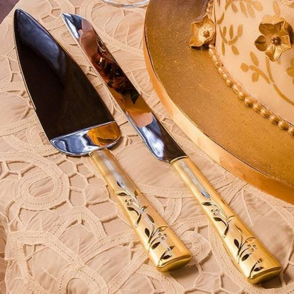 Set de pala y cuchillo para pastel de boda modelo Venecia Gold, con mangos labrados en acabado dorado y hojas de acero inoxidable.