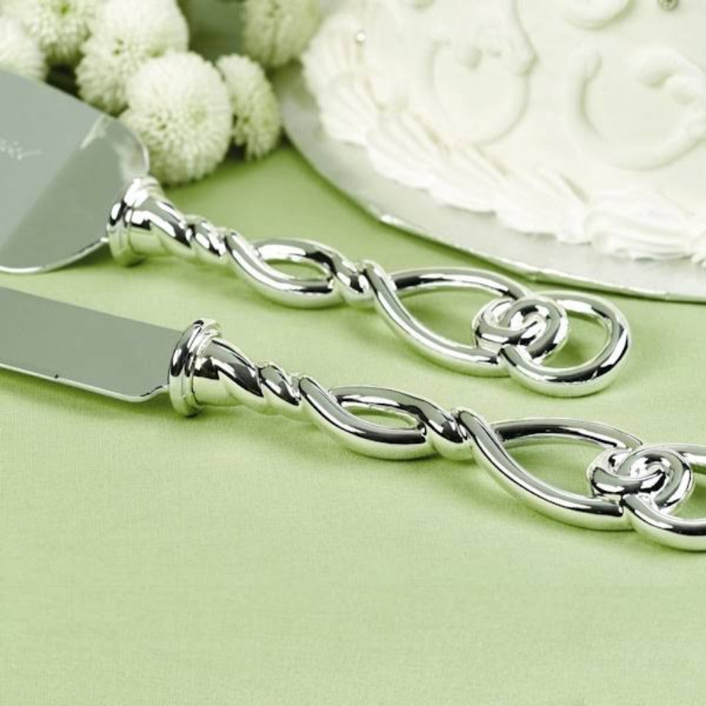 Set de pala y cuchillo para pastel de boda con mangos de diseño de nudos entrelazados en acabado plateado, utensilios elegantes para el corte del pastel de nupcias.