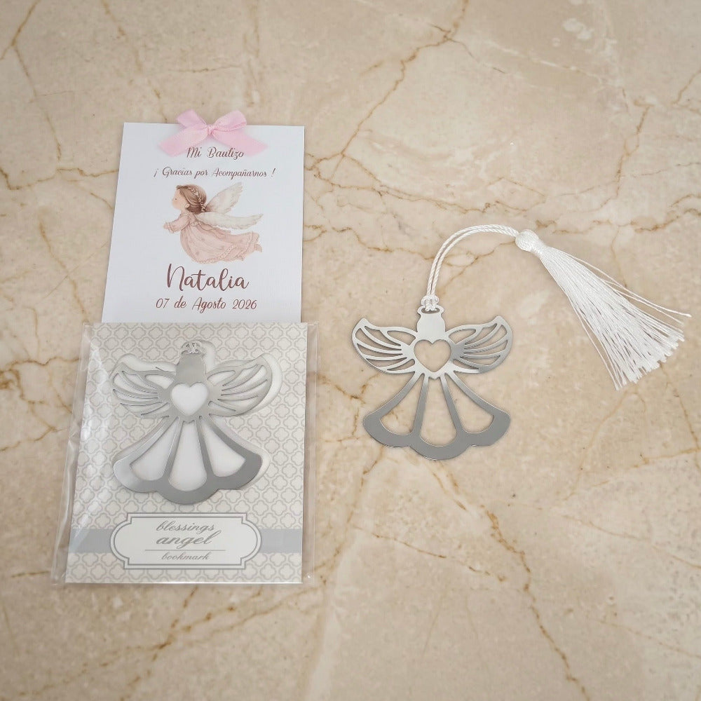 Bolo para bautizo de niña personalizado con tarjeta impresa y separador de libros de ángel metálico plateado con borla blanca.