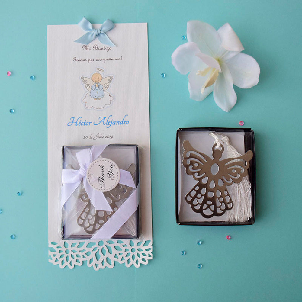 Bolo con separador de libros, ángel sobre nube