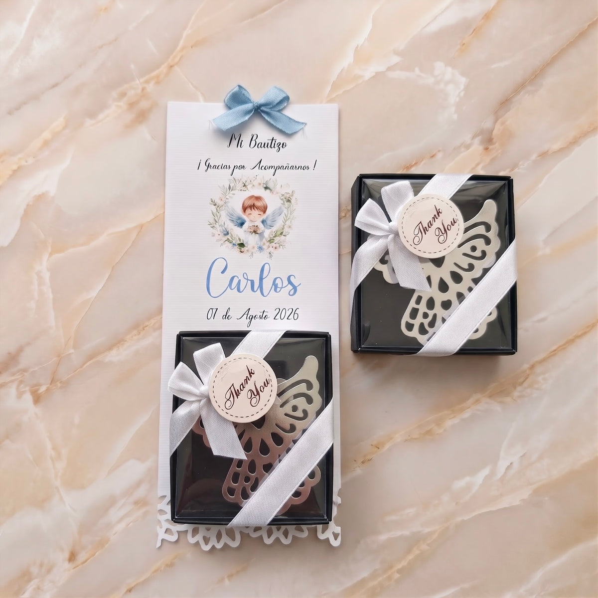 Bolo con separador para recuerdo para bautizo de niño, con separador de ángel en caja negra.