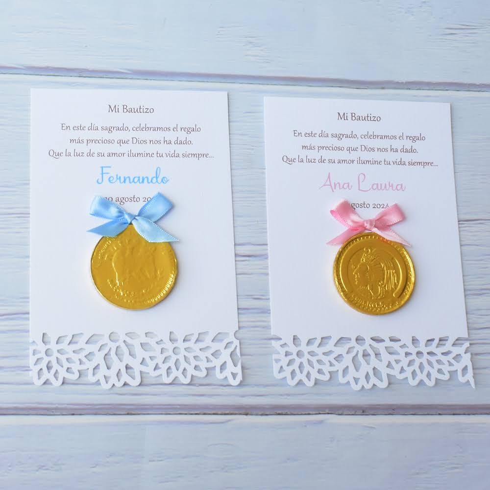 Tarjetas de bolo para bautizo de niño y niña con moneda de chocolate dorado, personalizadas con nombres y detalles de corte láser floral