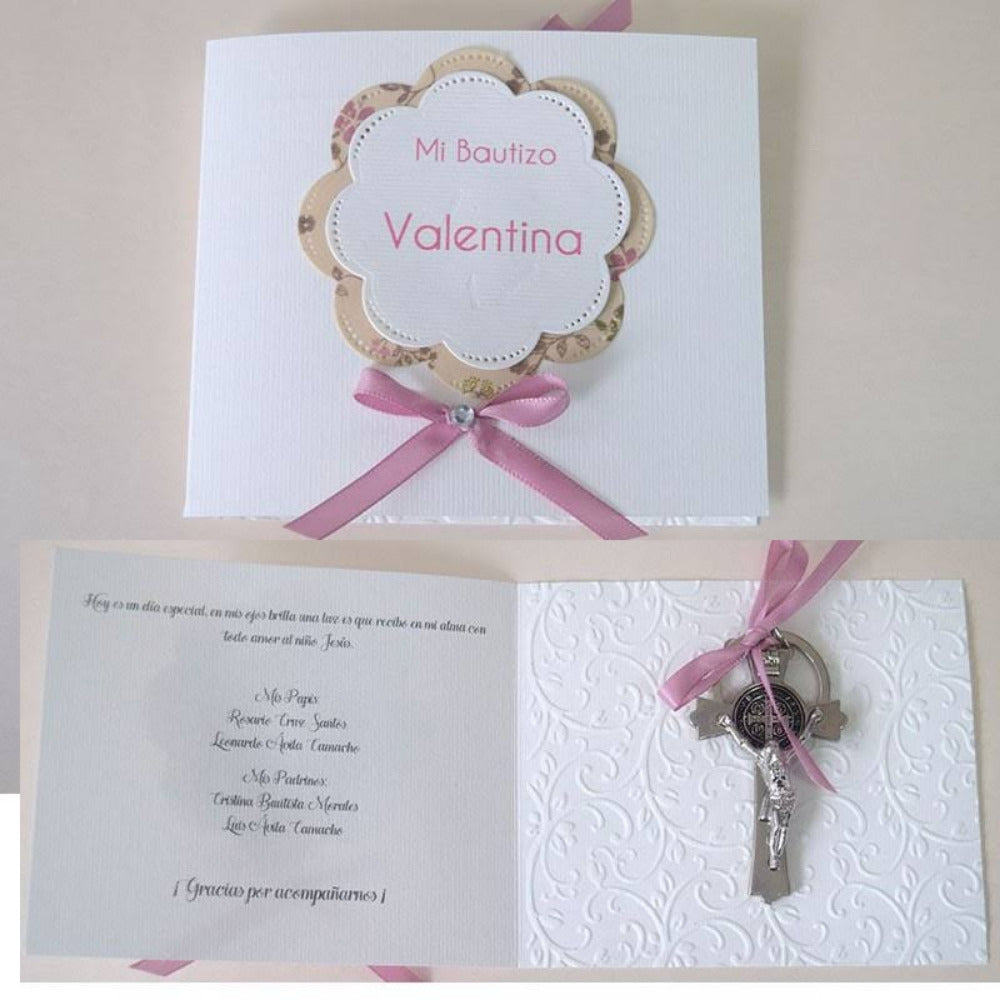 Bolo para bautizo de niña personalizado con nombre, tarjeta con relieve de arabescos y llavero de cruz de San Benito con moño mauve.