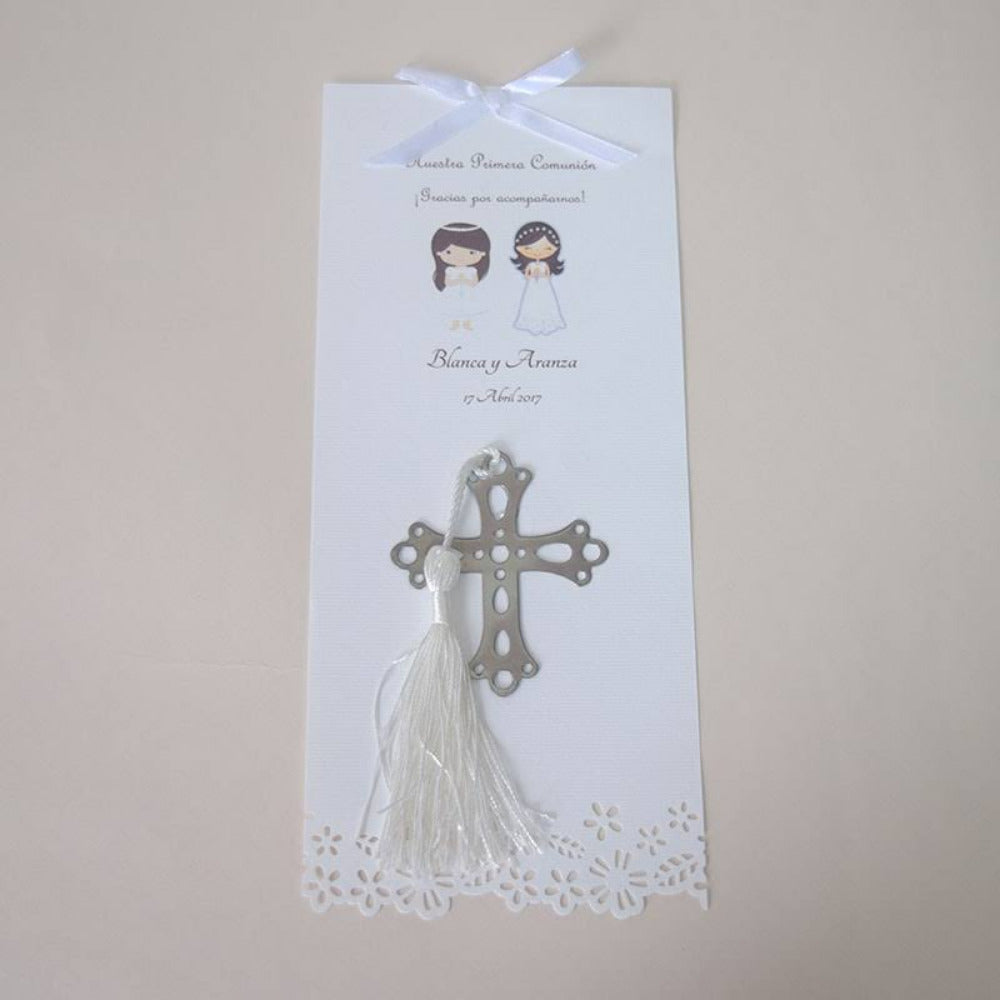 Separador de cruz metálica con borla blanca como bolo personalizado para Primera Comunión, incluye tarjeta decorativa calada con ilustración de niñas, recuerdos para eventos.