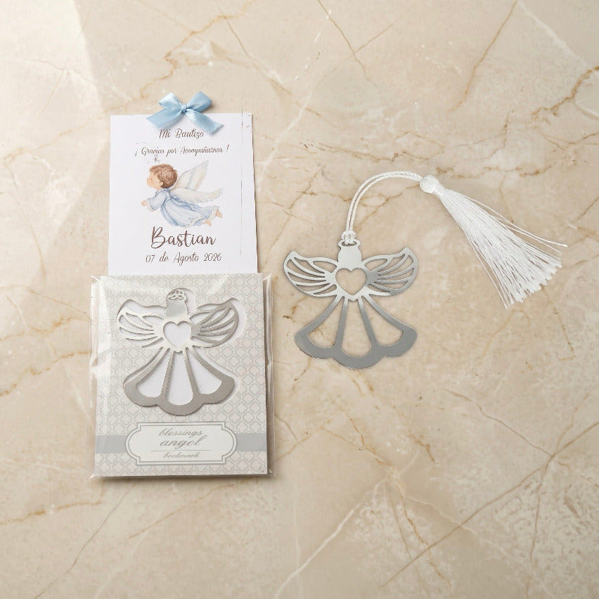 Bolo para bautizo de niño personalizado con tarjeta impresa, moño azul y separador de libros de ángel metálico plateado con borla blanca.   