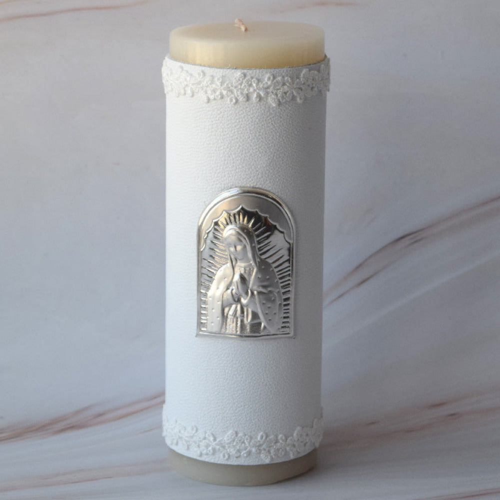Cirio forrado en piel blanca con una placa italiana de la Virgen de Guadalupe.