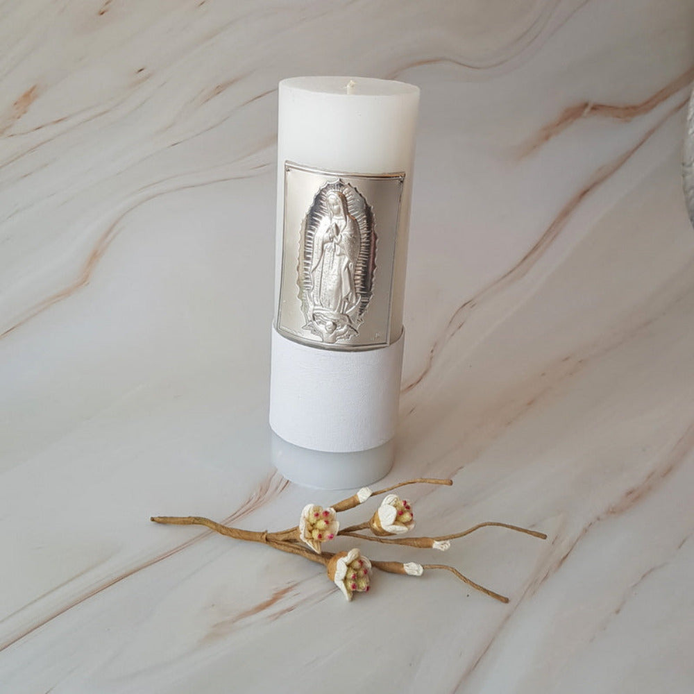 Cirio forrado en piel blanca con placa italiana de la Virgen de Guadalupe.