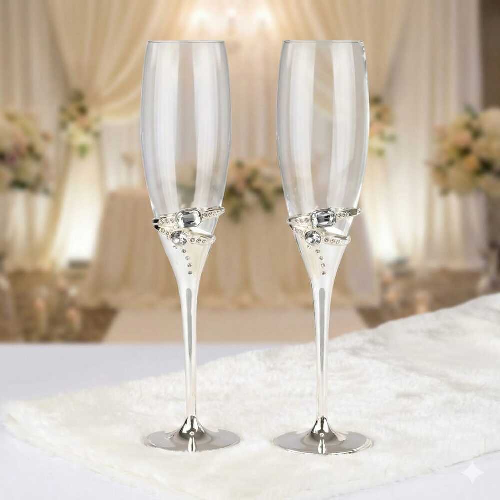 Set de dos copas para brindis de novios con tallos plateados y detalle envolvente de cristales con gema central, elegantes flautas de cristal para bodas y eventos de gala.