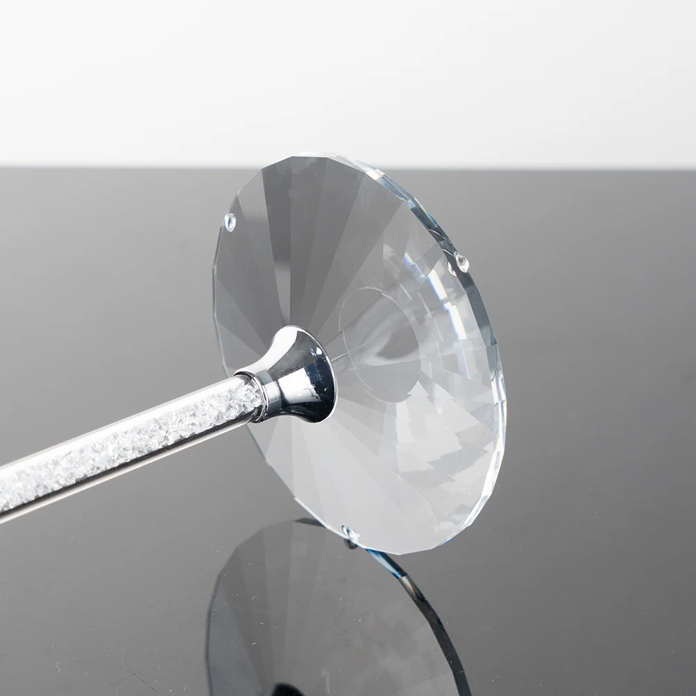 Copas para brindis de boda con base de cristal tallado y tallo decorado con detalles brillantes para eventos elegantes.