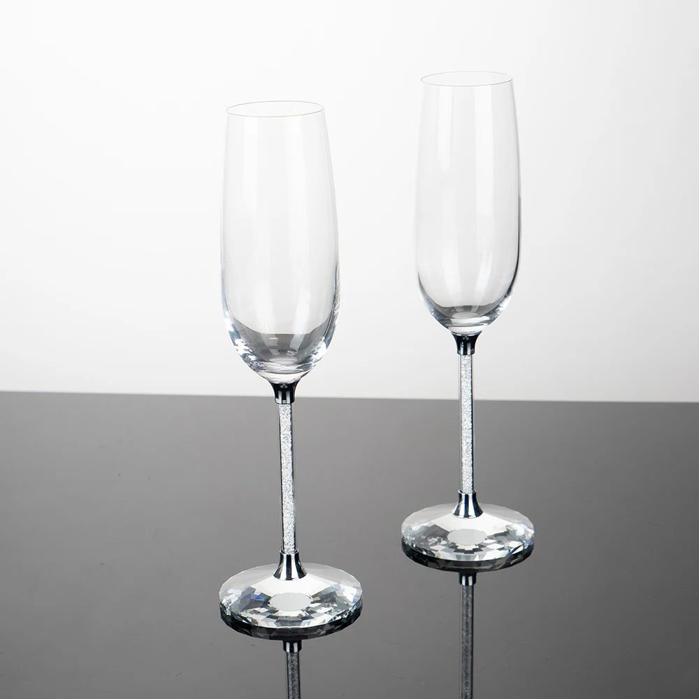 Copas para brindis de boda con base de cristal tallado y tallo decorado con detalles brillantes para eventos elegantes.
