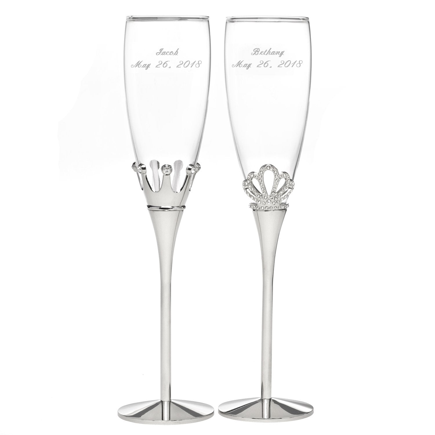 Copas para brindis de boda grabadas con diseños de corona y tiara plateadas, ideales para celebraciones elegantes y temáticas.