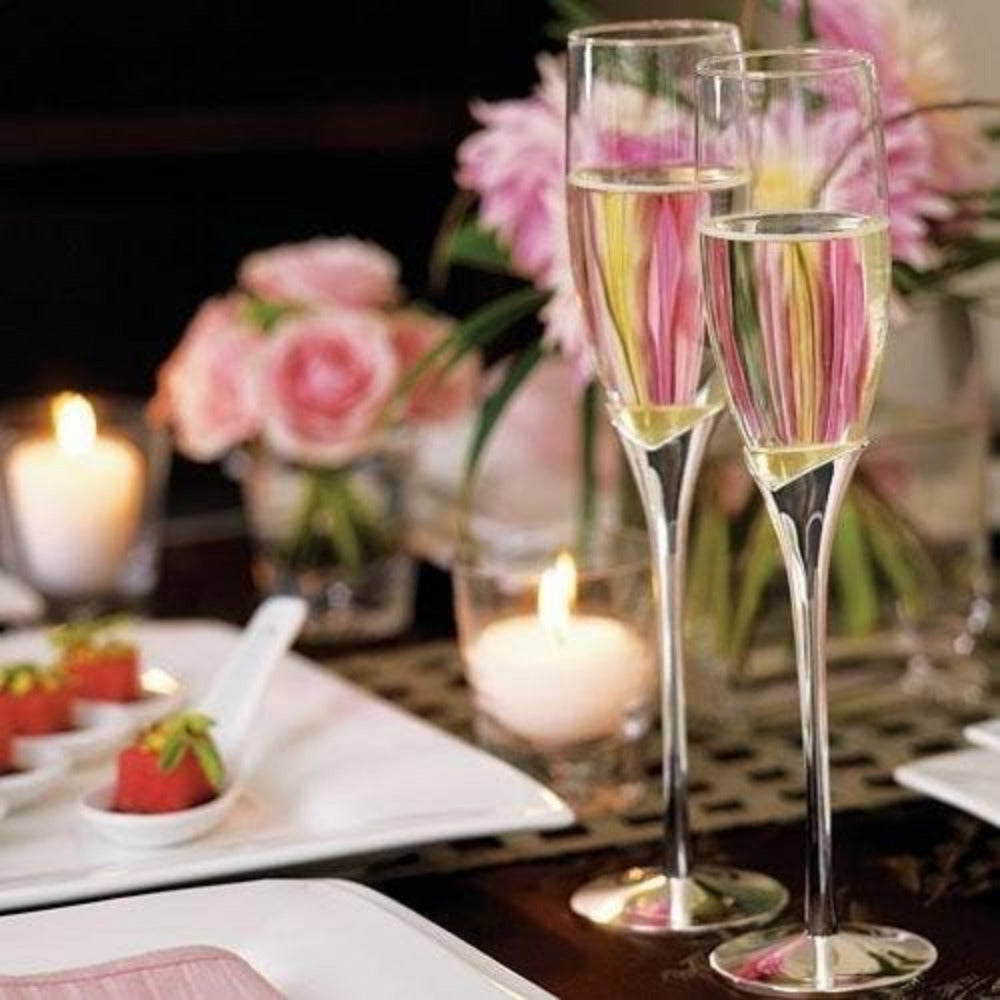 Pareja de copas para brindis de novios con diseño tipo tulipán y tallos metálicos plateados, flautas de cristal elegantes para bodas y cenas románticas.