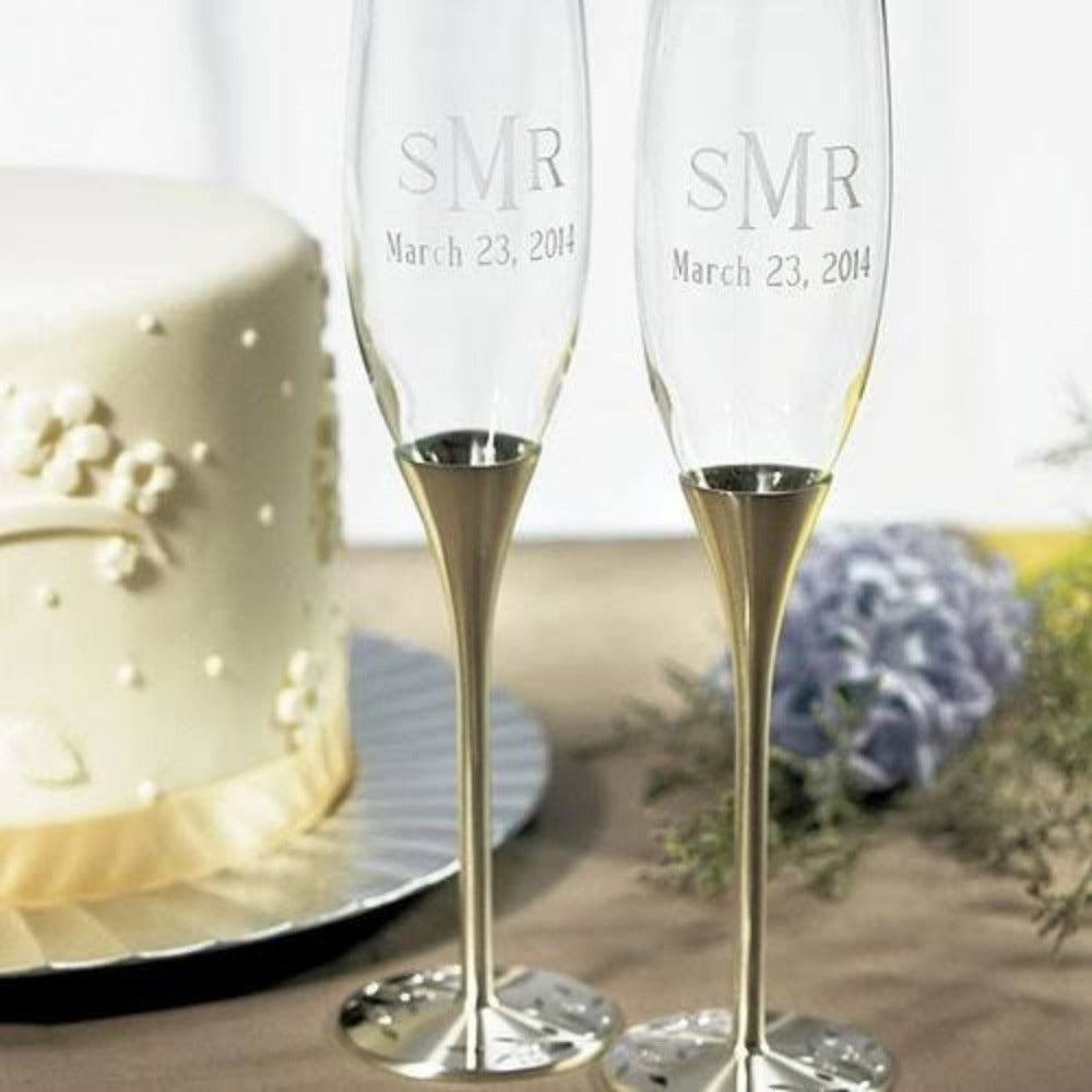 Copas para brindis de novios con tallo de acero inoxidable y grabado personalizado de iniciales, elegantes flautas de champán para bodas y eventos sociales de Ondine Collection.