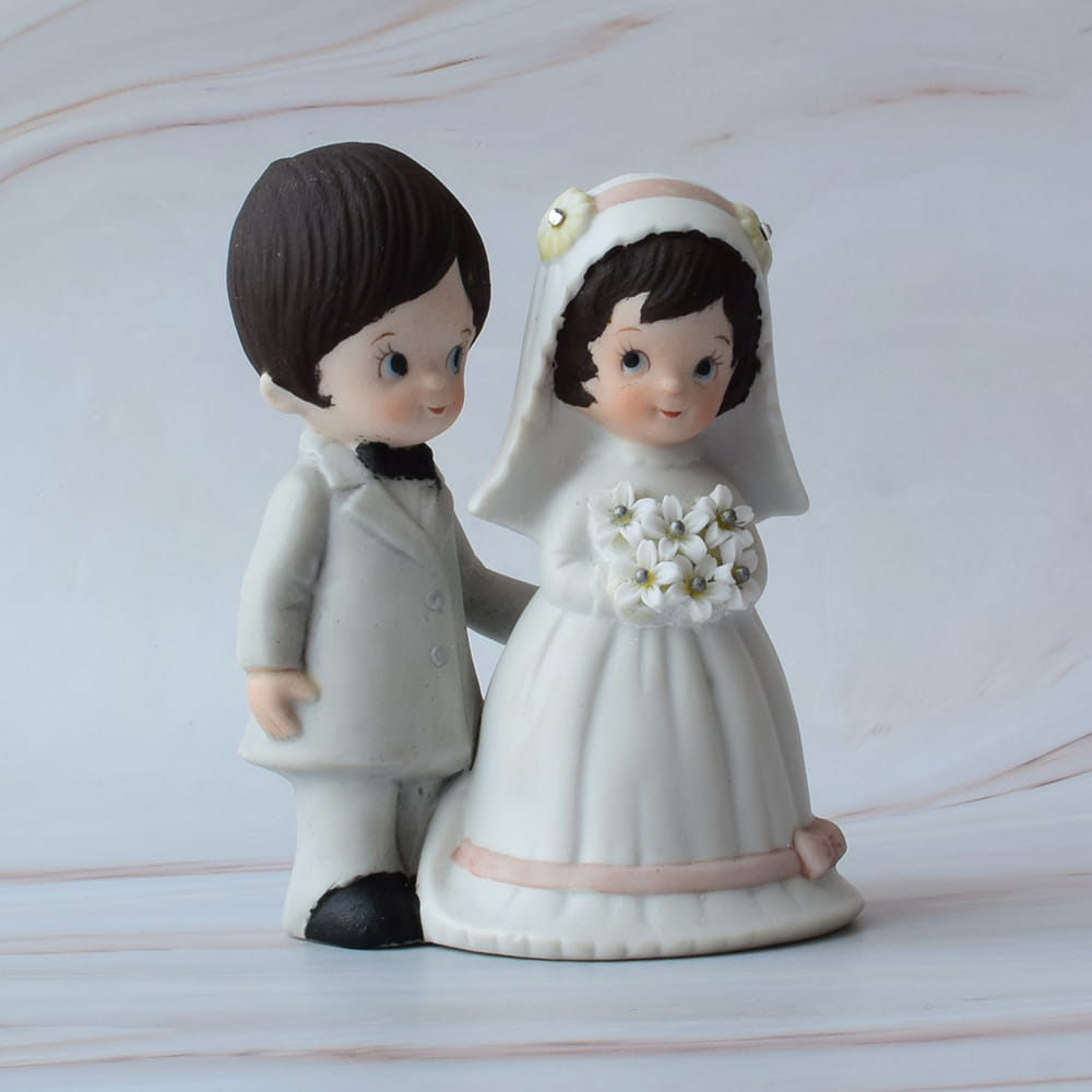 Figura para pastel de boda estilo vintage con pareja de novios de porcelana blanca y detalles clásicos