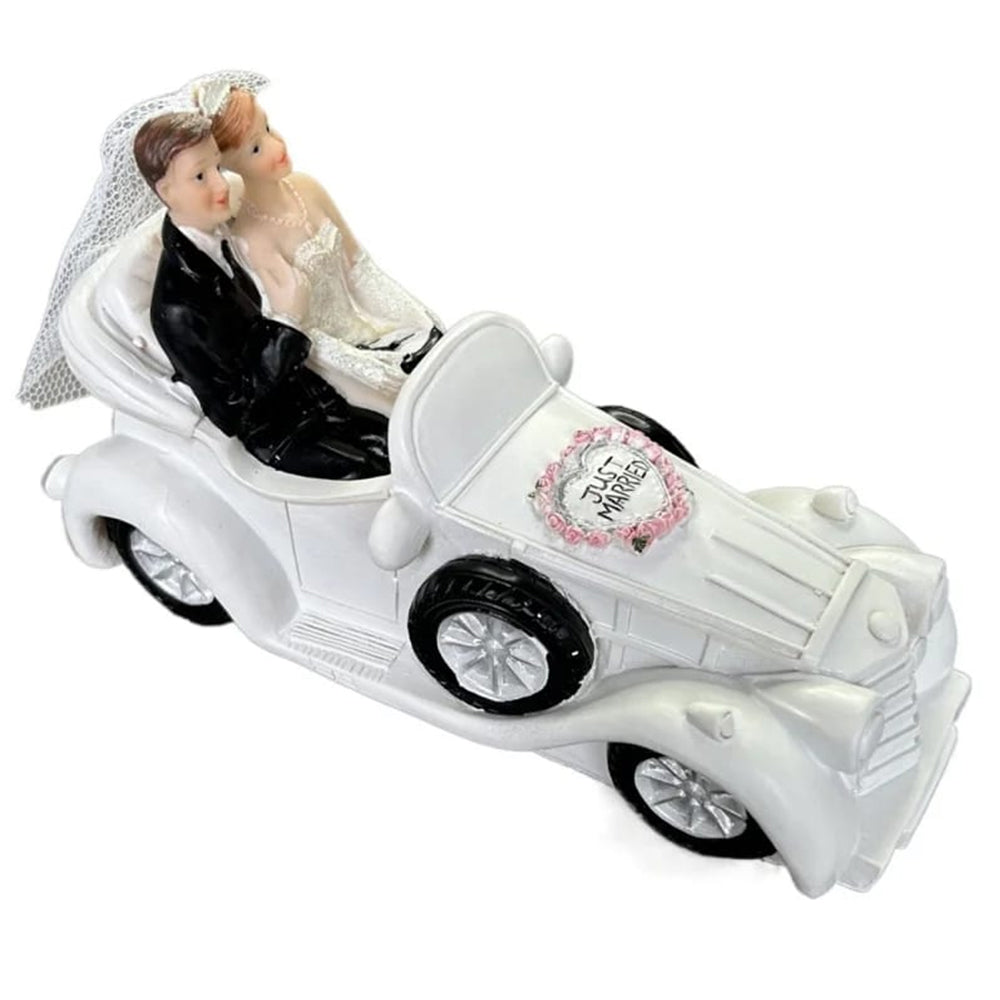 Figura para pastel de bodas con novios en coche clásico blanco y letrero "Just Married" sobre fondo blanco.