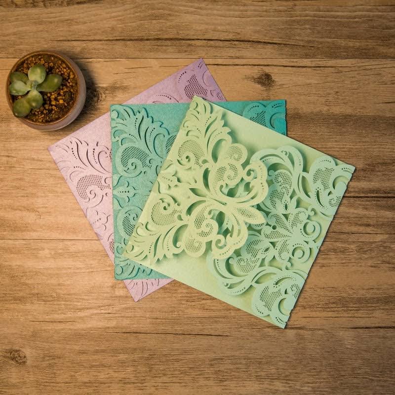 Invitaciones caladas con corte láser en colores pastel verde, azul y rosa, perfectas para eventos sociales modernos y elegantes.