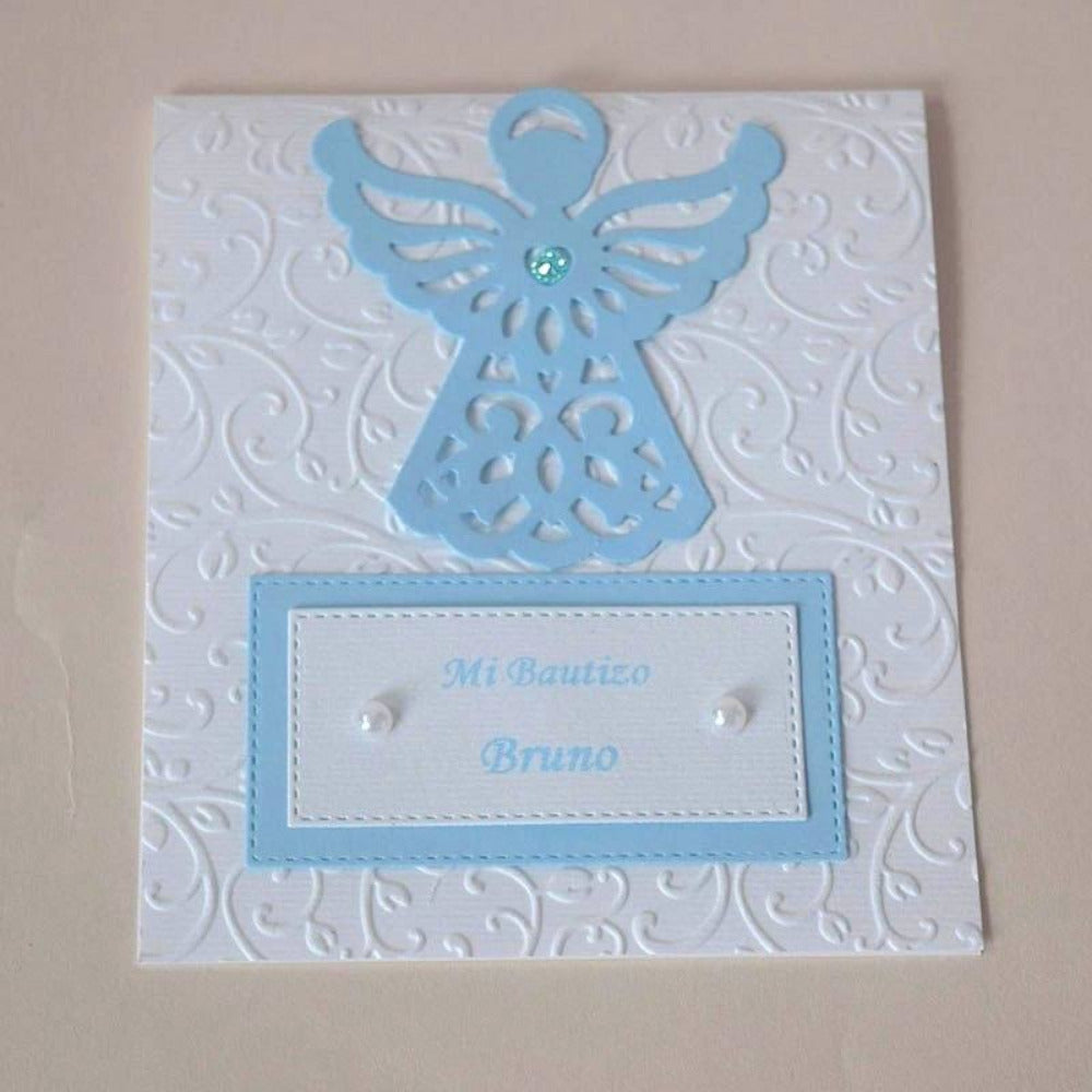 Invitación de bautizo para niño con silueta de ángel en corte láser azul y fondo de cartulina blanca con textura de repujado floral.