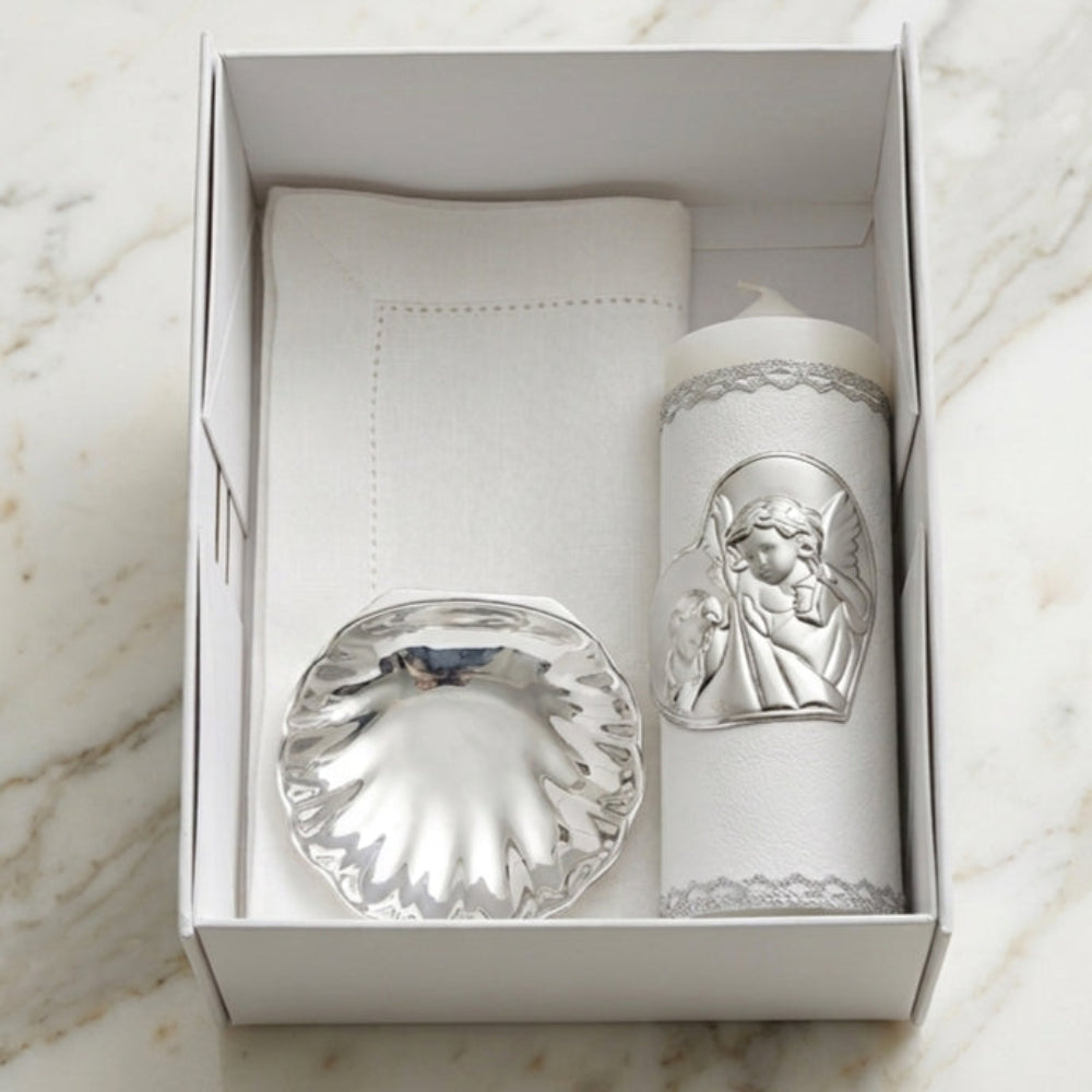Caja de regalo de bautizo blanca con vela de ángel de plata, concha de plata y servilleta de lino.