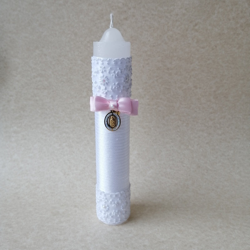 Cirio para bautizo decorado con encaje blanco, moño satinado rosa y medalla de la Virgen de Guadalupe.