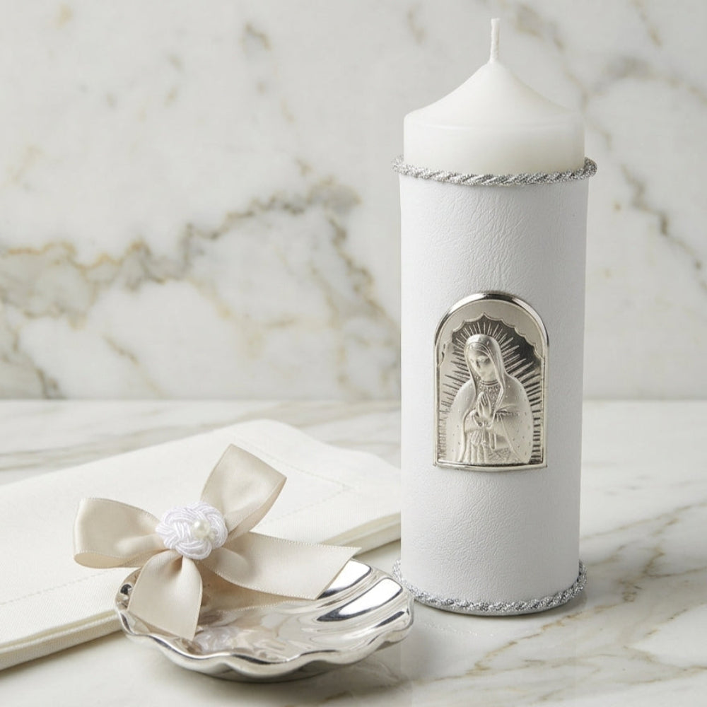 Kit de bautizo con cirio blanco forrado, placa de plata de la Virgen, concha natural y paño bordado artesanal.